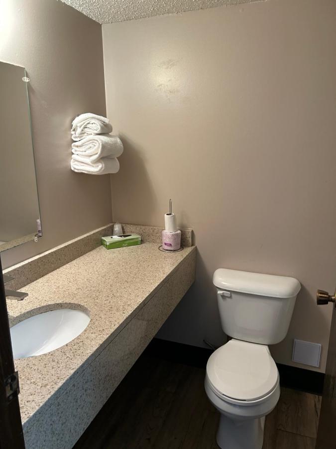 Cedar Inn Lloydminster Kültér fotó